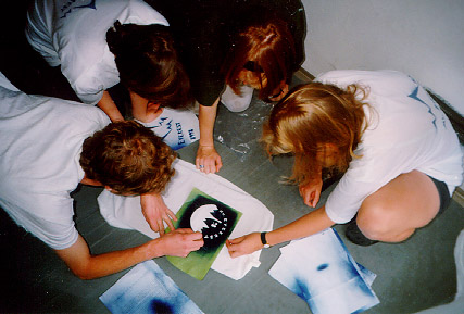 Tak vznik� tri�ko s logem expecice Mt. Everest 1998