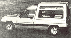 Od bnch cestovnch kombi se Renault Express li zvenou zadn st karosrie, v n je lon prostor objemu a 2,6 m<sup>3</sup>. Tak stecha nad pednmi sedadly je zven, plynule navazuje na eln sklo a pispv ke zlepen aerodynamickch vlastnost. Typy s obma vtmi motory maj na bocch vysok ochrann lity ve vi pednho nraznku, zsti vestavnho do eln stny. Typ s karosri break m v zasklenn zadn sti karosrie dal sedadlo pro ti cestujc, kter lze podle poteby sklopit vped a tak znan zvtit lon, resp. zavazadlov prostor. Nzk horn oknka jsou pevn, doln posuvn.